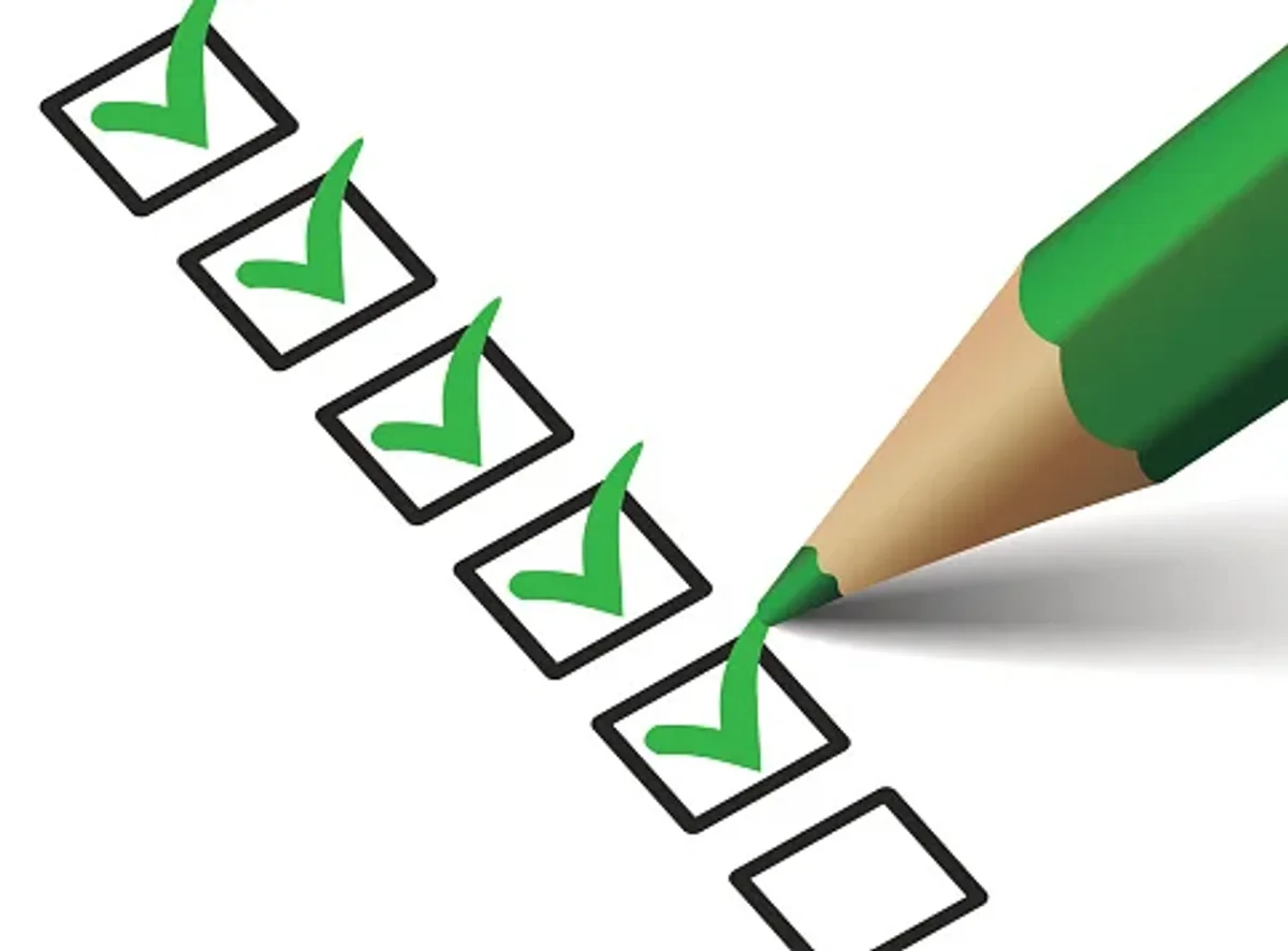 Checklist met groene vinkjes en een groen potlood
