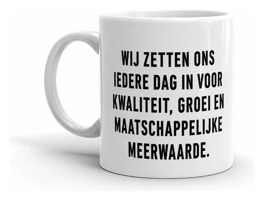 Witte koffiemok met de tekst: Wij zetten ons iedere dag in voor kwaliteit, groei en maatschappelijke meerwaarde.