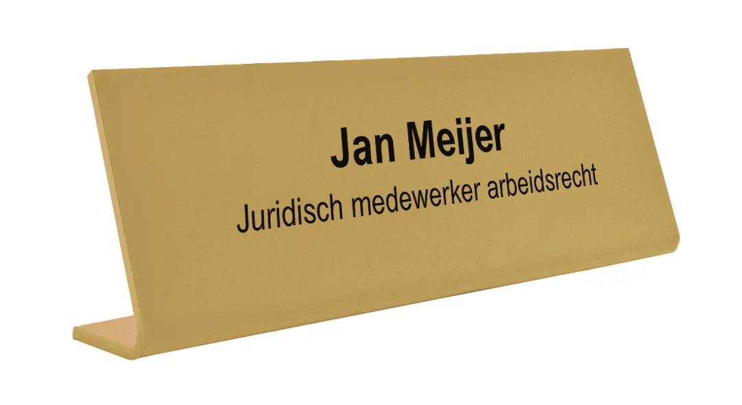 Goudkleurig bureaunaambordje met de tekst Jan Meijer, Juridisch medewerker arbeidsrecht